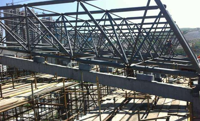 新疆简述网架公司的黑色压型钢板的吊装步履